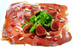 Carpaccio vom iberischen Schinken mit Salat