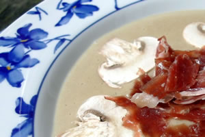 Creme des Pilzes mit Iberico Pata Negra Schinken